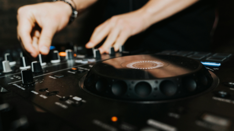 dj.png